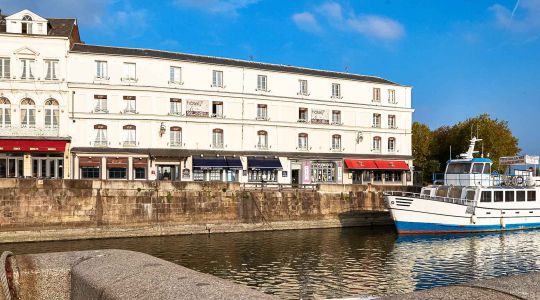 promenade vue honfleur canal hôtel le cheval blanc