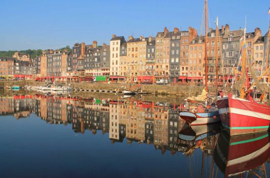 reflet eau bateaux honfleur hotel le cheval blanc