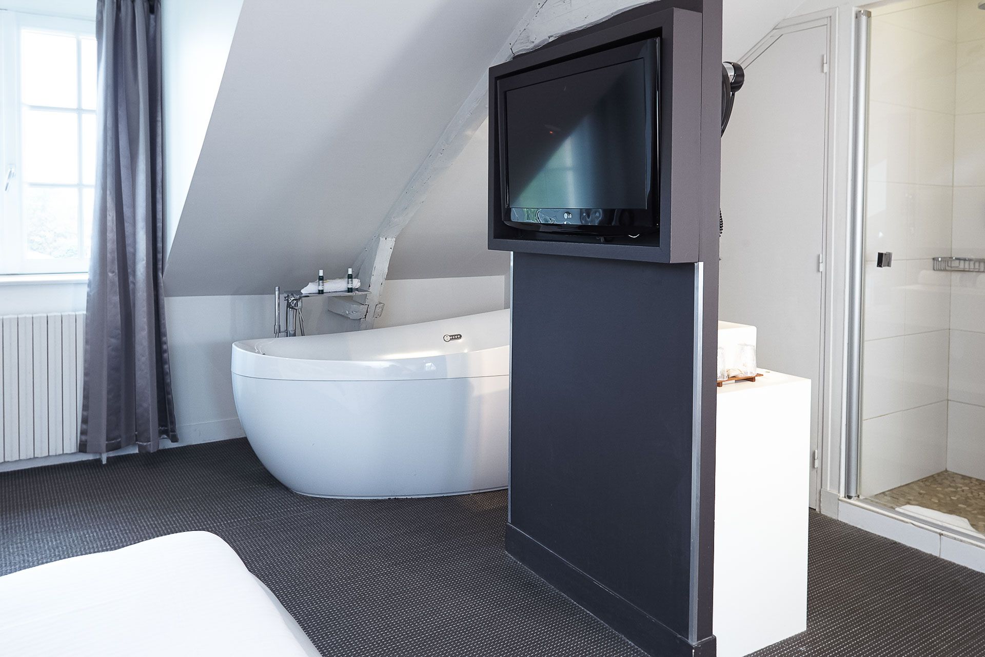 tv chambre junior suite honfleur le cheval blanc