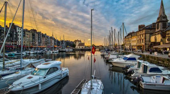 canal vue honfleur hotel le cheval blanc