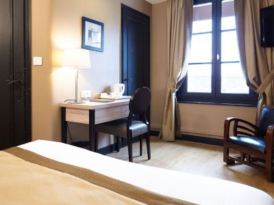 chambre deluxe bureau cosy hotel le cheval blanc