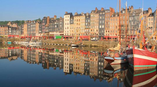 vue canal reflet dans l eau honfleur hotel le cheval blanc